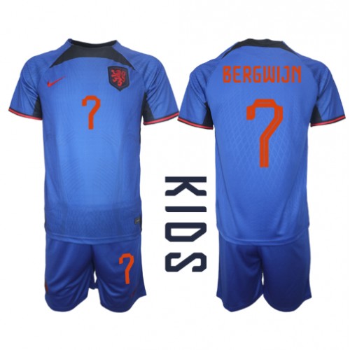 Nederländerna Steven Bergwijn #7 Bortaställ Barn VM 2022 Kortärmad (+ Korta byxor)